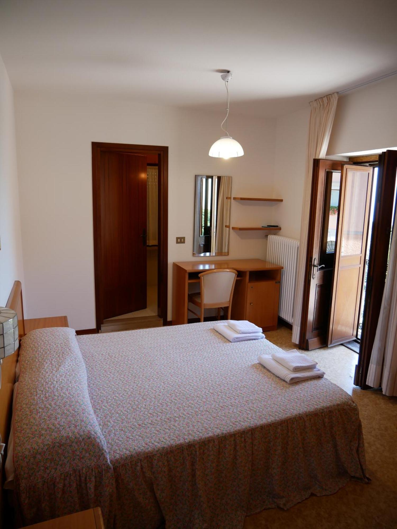 Hotel Casa Del Pellegrino - Castelmonte Экстерьер фото